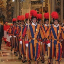 800px-Group_of_swiss_guards_inside_saint_peter_dome_Alberto Luccaroni