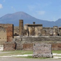 Pompeii cu Vezuviu in spate (Small)