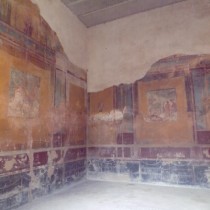 interior de locuinta, cu pereti acoperiti de picturi (Small)