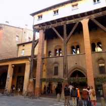 model de portico vechi, din lemn, iar in partea superioara se pot vedea incaperile construite exact deasupra arcadei