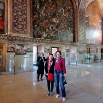 la Palatul Chehel Sotoun, Esfahan, impreuna cu o doamna din Tabriz