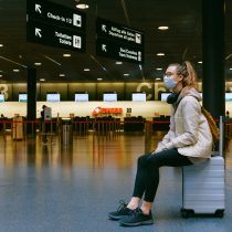cu masca in aeroport