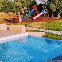 loc de joaca si piscina pt copii