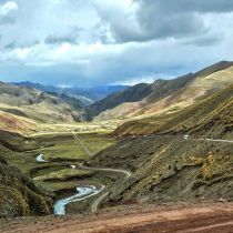 Drumul spre Rainbow Mountain